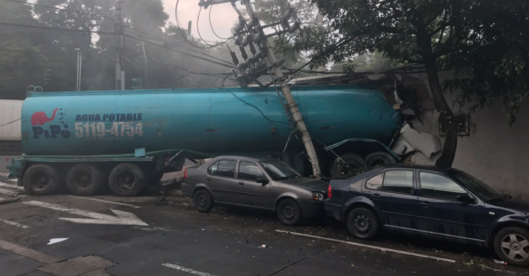 Pipa de agua embiste autos y se estrella contra una casa en ...