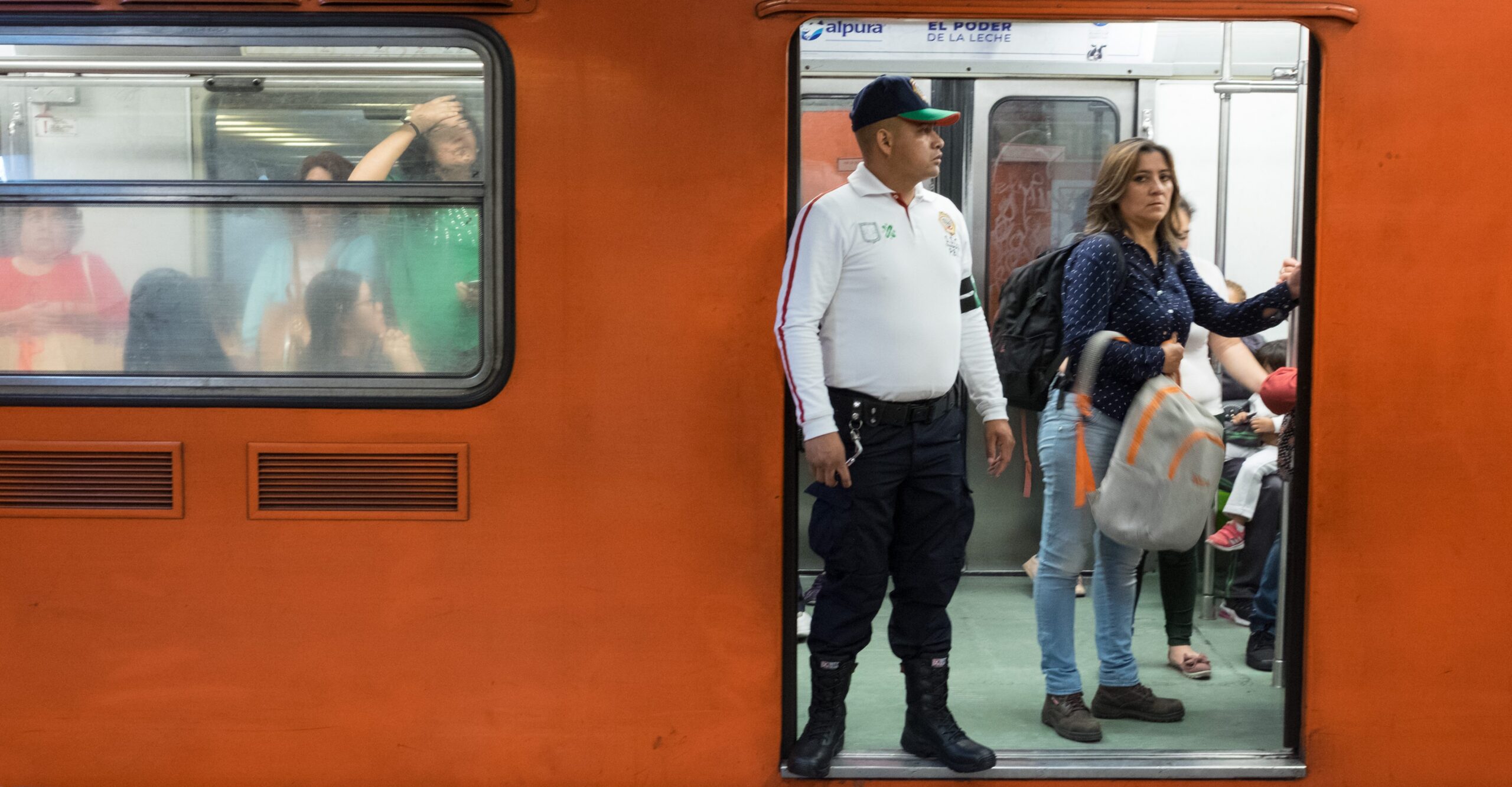 Liberan a líder de banda que roba celulares en el Metro porque nadie lo ...